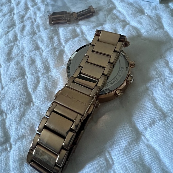 *SOLD* Michael Kors Rose Gold Watch - Picture 5 of 5